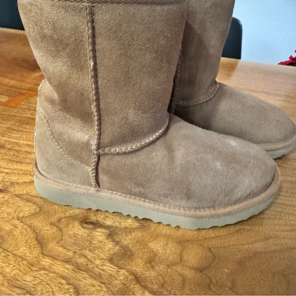 UGG Kids' Classic Short II Water Resistant Shearling Boot Chestnut Brown Size 2 - Picture 10 of 12
